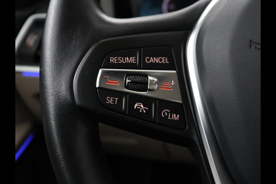 BMW 3-serie 320i High Executive Edition | Panoramadak | Leder | Stoel & Stuurverwarming | Adaptive Cruise | Sfeerverlichting