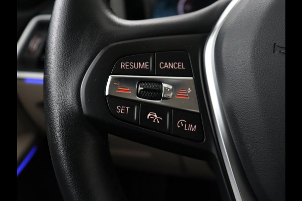 BMW 3-serie 320i High Executive Edition | Panoramadak | Leder | Stoel & Stuurverwarming | Adaptive Cruise | Sfeerverlichting