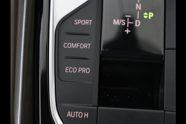 BMW 3-serie 320i High Executive Edition | Panoramadak | Leder | Stoel & Stuurverwarming | Adaptive Cruise | Sfeerverlichting