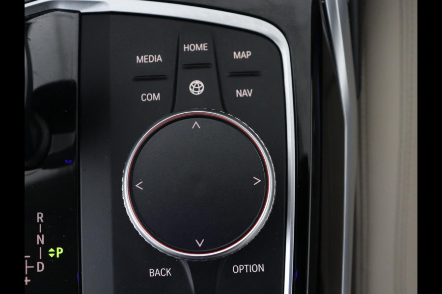 BMW 3-serie 320i High Executive Edition | Panoramadak | Leder | Stoel & Stuurverwarming | Adaptive Cruise | Sfeerverlichting