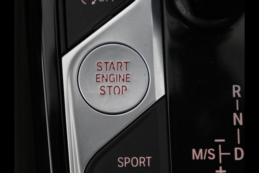 BMW 3-serie 320i High Executive Edition | Panoramadak | Leder | Stoel & Stuurverwarming | Adaptive Cruise | Sfeerverlichting