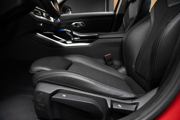 BMW 3-serie 330i High Executive Leer Navi ACC PDC Virtual Climate (3-zone) PDC LM velgen