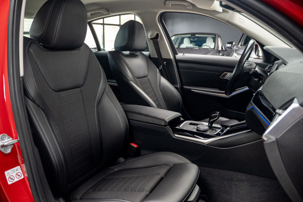 BMW 3-serie 330i High Executive Leer Navi ACC PDC Virtual Climate (3-zone) PDC LM velgen