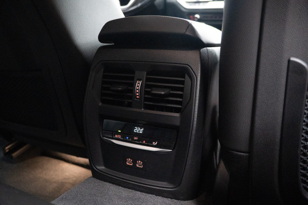 BMW 3-serie 330i High Executive Leer Navi ACC PDC Virtual Climate (3-zone) PDC LM velgen