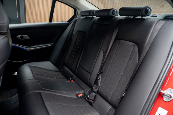 BMW 3-serie 330i High Executive Leer Navi ACC PDC Virtual Climate (3-zone) PDC LM velgen
