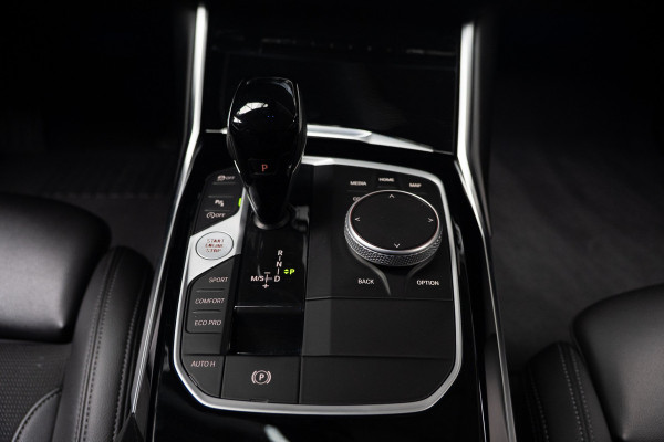 BMW 3-serie 330i High Executive Leer Navi ACC PDC Virtual Climate (3-zone) PDC LM velgen