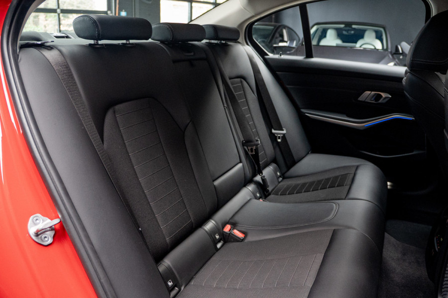 BMW 3-serie 330i High Executive Leer Navi ACC PDC Virtual Climate (3-zone) PDC LM velgen