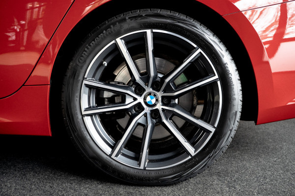 BMW 3-serie 330i High Executive Leer Navi ACC PDC Virtual Climate (3-zone) PDC LM velgen