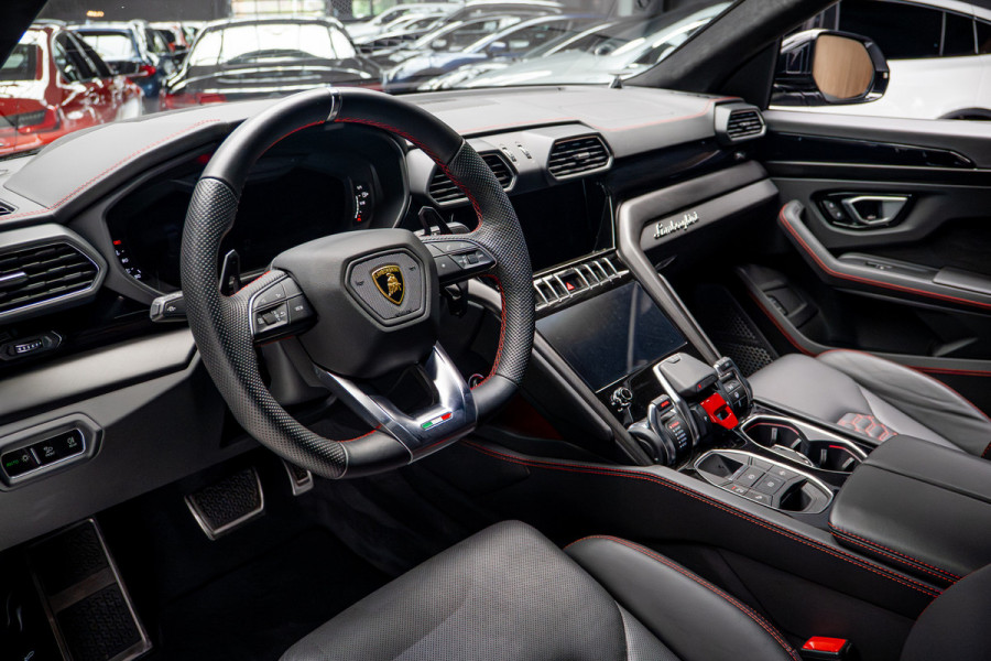 Lamborghini Urus 4.0 V8 HUD Leder Ceramic B&O 360° Massage ACC Alcantara hemel Elektr. achterklep Elektr. verstelbare stoelen met memory Stoel & Stuurverwarming Navi PDC Climate LM velgen