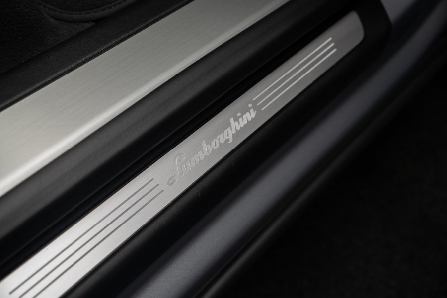 Lamborghini Urus 4.0 V8 HUD Leder Ceramic B&O 360° Massage ACC Alcantara hemel Elektr. achterklep Elektr. verstelbare stoelen met memory Stoel & Stuurverwarming Navi PDC Climate LM velgen