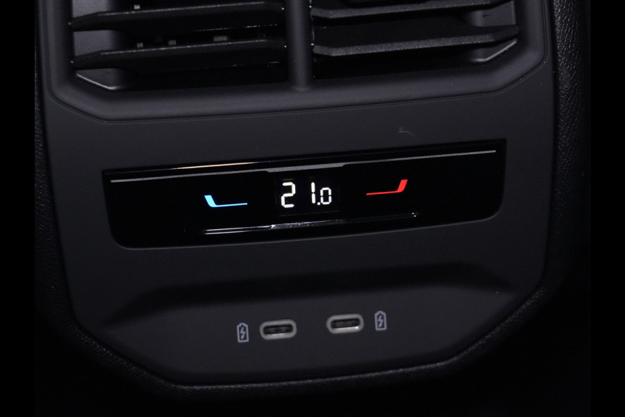 Seat Leon Sportstourer 1.5 eTSI 150pk DSG Style Business Intense Trekhaak Navigatie Camera Parkass. Android/Carplay