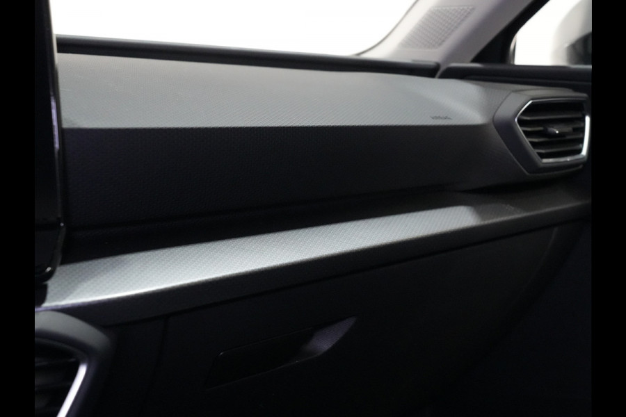 Seat Leon Sportstourer 1.5 eTSI 150pk DSG Style Business Intense Trekhaak Navigatie Camera Parkass. Android/Carplay