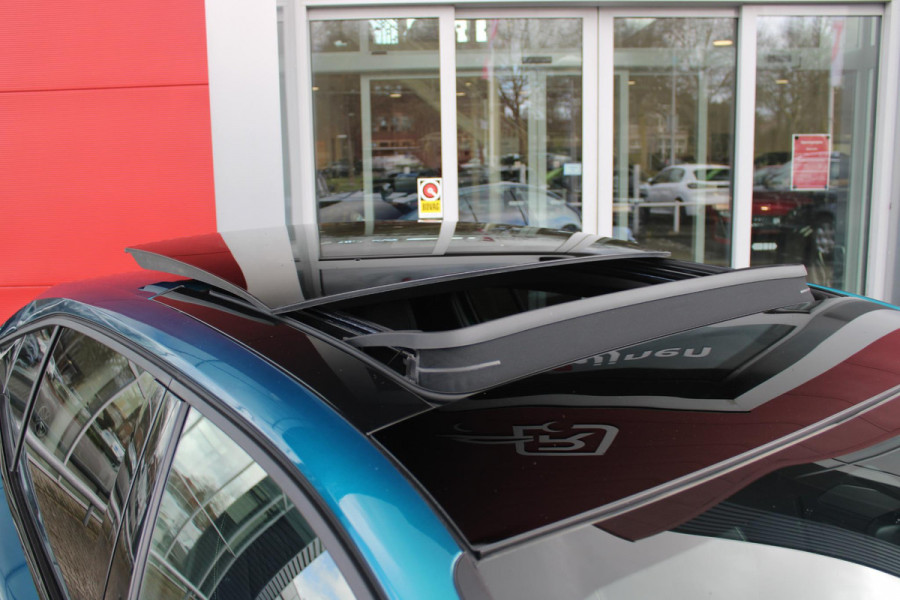 Peugeot e-408 GT AVANTAGE 58 kWh | PANORAMISCH SCHUIF/KANTEL DAK | ELEKTRISCH BEDIENBARE VOORSTOELEN | STOEL/STUUR VERWARMING | MASSAGE FUNCTIE OP DE VOORSTOELEN | FOCAL AUDIO SYSTEEM | ALCANTARA/LEDEREN BEKLEDING | 360° CAMERA | PARKEERSENSOREN VOOR + ACHTER | ELEKTRISCH BEDIENBARE ACHTERKLEP | SFEER VERLICHTING | KEYLESS ENTRY/START | 19" LICHTMETALEN VELGEN | DODEHOEK DETECTIE | ADAPTIVE CRUISE CONTROL | APPLE CARPLAY/ANDROID AUTO DRAADLOOS | DRAADLOOS TELEFOONLADEN |