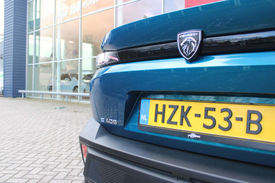 Peugeot e-408 GT AVANTAGE 58 kWh | PANORAMISCH SCHUIF/KANTEL DAK | ELEKTRISCH BEDIENBARE VOORSTOELEN | STOEL/STUUR VERWARMING | MASSAGE FUNCTIE OP DE VOORSTOELEN | FOCAL AUDIO SYSTEEM | ALCANTARA/LEDEREN BEKLEDING | 360° CAMERA | PARKEERSENSOREN VOOR + ACHTER | ELEKTRISCH BEDIENBARE ACHTERKLEP | SFEER VERLICHTING | KEYLESS ENTRY/START | 19" LICHTMETALEN VELGEN | DODEHOEK DETECTIE | ADAPTIVE CRUISE CONTROL | APPLE CARPLAY/ANDROID AUTO DRAADLOOS | DRAADLOOS TELEFOONLADEN |