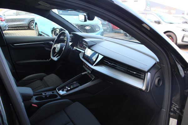 Audi A3 Limousine 30 TFSI S edition 19'' Lichtmetalen Velgen | Adaptive Cruise Control | Climate Control | Navigatie | Parkeersensoren |
