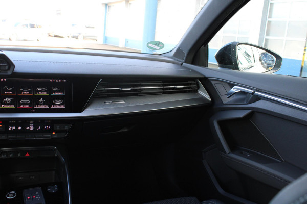 Audi A3 Limousine 30 TFSI S edition 19'' Lichtmetalen Velgen | Adaptive Cruise Control | Climate Control | Navigatie | Parkeersensoren |
