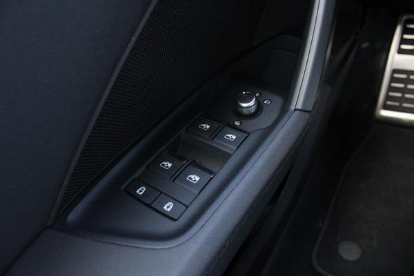 Audi A3 Limousine 30 TFSI S edition 19'' Lichtmetalen Velgen | Adaptive Cruise Control | Climate Control | Navigatie | Parkeersensoren |