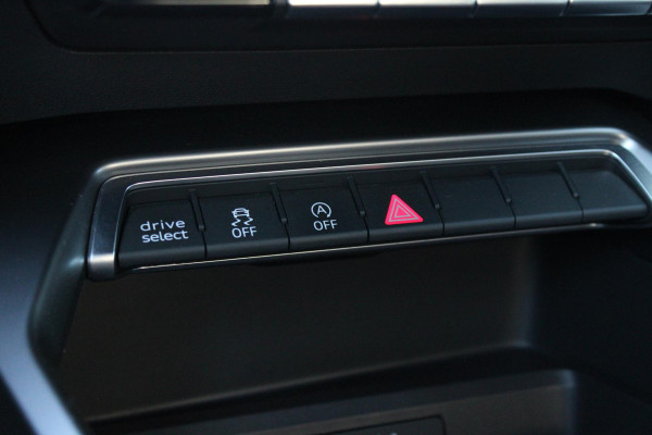 Audi A3 Limousine 30 TFSI S edition 19'' Lichtmetalen Velgen | Adaptive Cruise Control | Climate Control | Navigatie | Parkeersensoren |