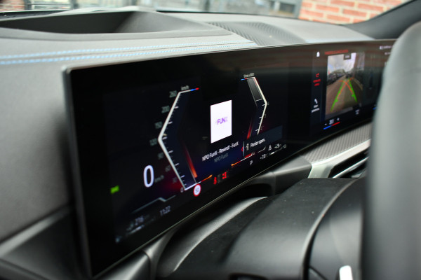 BMW 3 Serie Touring 330e M-Sport Pro Pano M-zetels ACC HUD HiFi 19inch