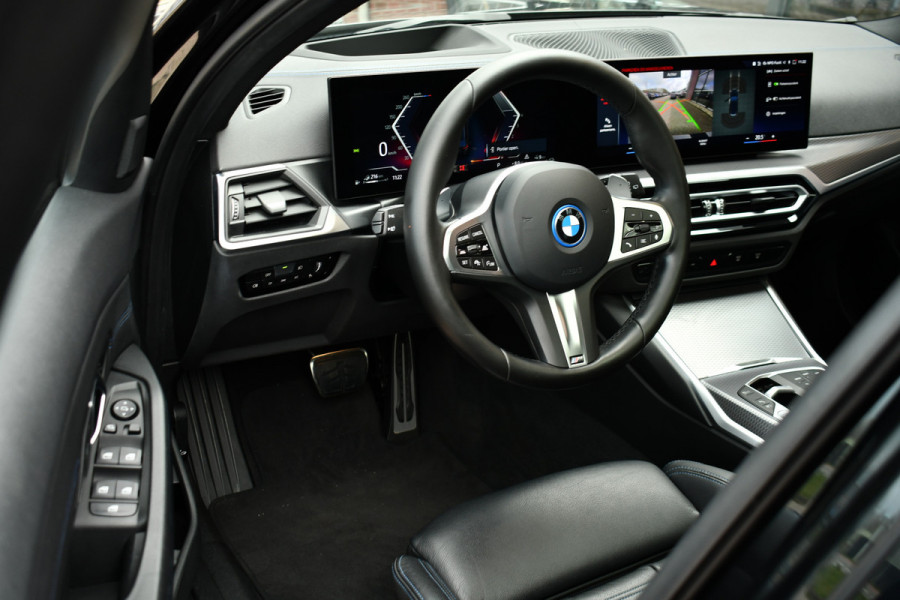 BMW 3 Serie Touring 330e M-Sport Pro Pano M-zetels ACC HUD HiFi 19inch