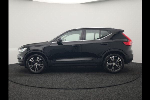 Volvo XC40 T5 Recharge Inscription PHEV 263pk Dealer O.H. | Trekhaak Af Fabriek | Adaptive Cruise | Camera | Harman / Kardon | Lederen Sportstoelen Memory & Verwarmd | Stuur Verwarmd | Keyless | Apple Carplay | Navigatie | DAB | Plug In Hybrid