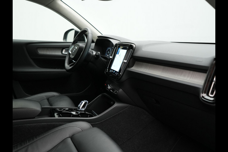 Volvo XC40 T5 Recharge Inscription PHEV 263pk Dealer O.H. | Trekhaak Af Fabriek | Adaptive Cruise | Camera | Harman / Kardon | Lederen Sportstoelen Memory & Verwarmd | Stuur Verwarmd | Keyless | Apple Carplay | Navigatie | DAB | Plug In Hybrid