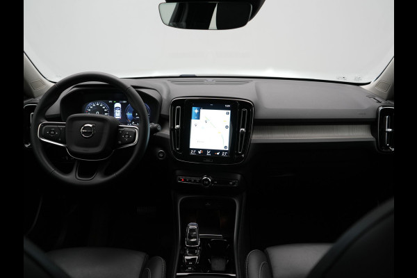 Volvo XC40 T5 Recharge Inscription PHEV 263pk Dealer O.H. | Trekhaak Af Fabriek | Adaptive Cruise | Camera | Harman / Kardon | Lederen Sportstoelen Memory & Verwarmd | Stuur Verwarmd | Keyless | Apple Carplay | Navigatie | DAB | Plug In Hybrid