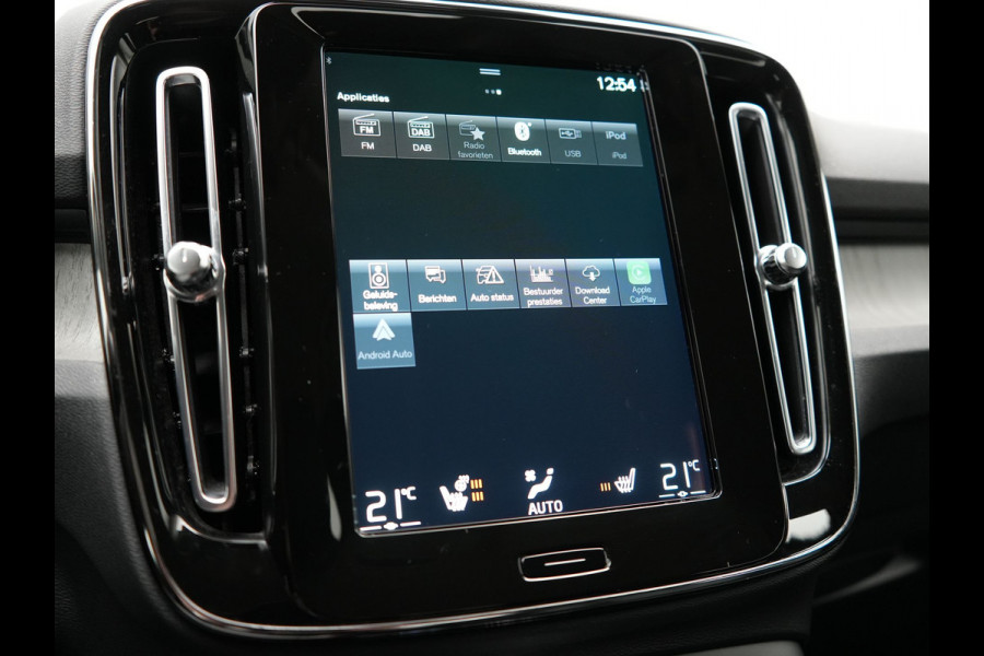 Volvo XC40 T5 Recharge Inscription PHEV 263pk Dealer O.H. | Trekhaak Af Fabriek | Adaptive Cruise | Camera | Harman / Kardon | Lederen Sportstoelen Memory & Verwarmd | Stuur Verwarmd | Keyless | Apple Carplay | Navigatie | DAB | Plug In Hybrid