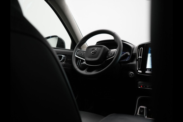 Volvo XC40 T5 Recharge Inscription PHEV 263pk Dealer O.H. | Trekhaak Af Fabriek | Adaptive Cruise | Camera | Harman / Kardon | Lederen Sportstoelen Memory & Verwarmd | Stuur Verwarmd | Keyless | Apple Carplay | Navigatie | DAB | Plug In Hybrid