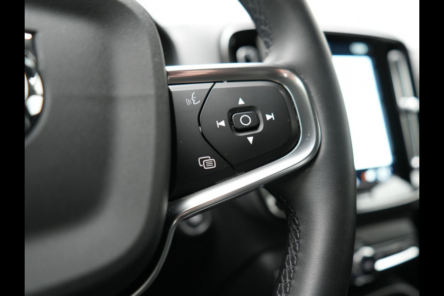 Volvo XC40 T5 Recharge Inscription PHEV 263pk Dealer O.H. | Trekhaak Af Fabriek | Adaptive Cruise | Camera | Harman / Kardon | Lederen Sportstoelen Memory & Verwarmd | Stuur Verwarmd | Keyless | Apple Carplay | Navigatie | DAB | Plug In Hybrid