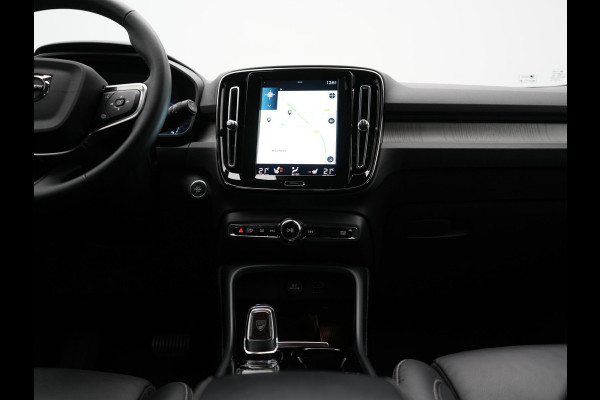 Volvo XC40 T5 Recharge Inscription PHEV 263pk Dealer O.H. | Trekhaak Af Fabriek | Adaptive Cruise | Camera | Harman / Kardon | Lederen Sportstoelen Memory & Verwarmd | Stuur Verwarmd | Keyless | Apple Carplay | Navigatie | DAB | Plug In Hybrid