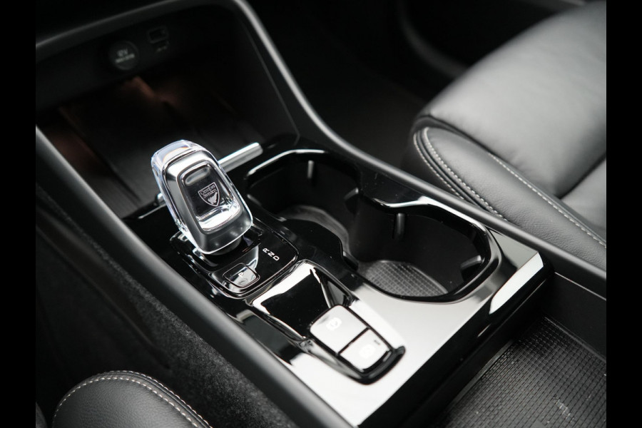 Volvo XC40 T5 Recharge Inscription PHEV 263pk Dealer O.H. | Trekhaak Af Fabriek | Adaptive Cruise | Camera | Harman / Kardon | Lederen Sportstoelen Memory & Verwarmd | Stuur Verwarmd | Keyless | Apple Carplay | Navigatie | DAB | Plug In Hybrid