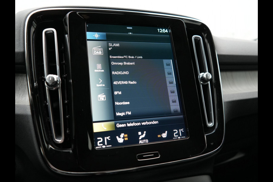 Volvo XC40 T5 Recharge Inscription PHEV 263pk Dealer O.H. | Trekhaak Af Fabriek | Adaptive Cruise | Camera | Harman / Kardon | Lederen Sportstoelen Memory & Verwarmd | Stuur Verwarmd | Keyless | Apple Carplay | Navigatie | DAB | Plug In Hybrid