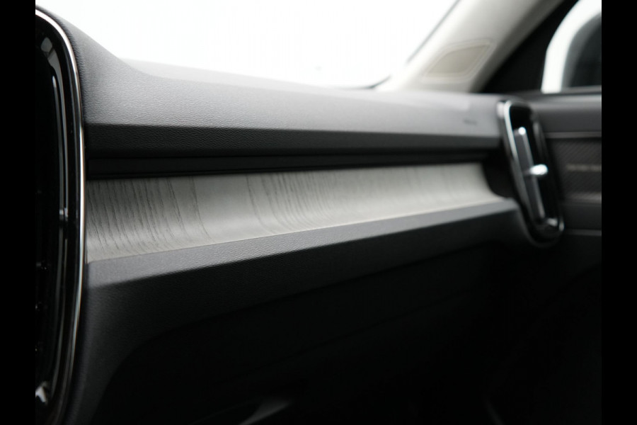 Volvo XC40 T5 Recharge Inscription PHEV 263pk Dealer O.H. | Trekhaak Af Fabriek | Adaptive Cruise | Camera | Harman / Kardon | Lederen Sportstoelen Memory & Verwarmd | Stuur Verwarmd | Keyless | Apple Carplay | Navigatie | DAB | Plug In Hybrid