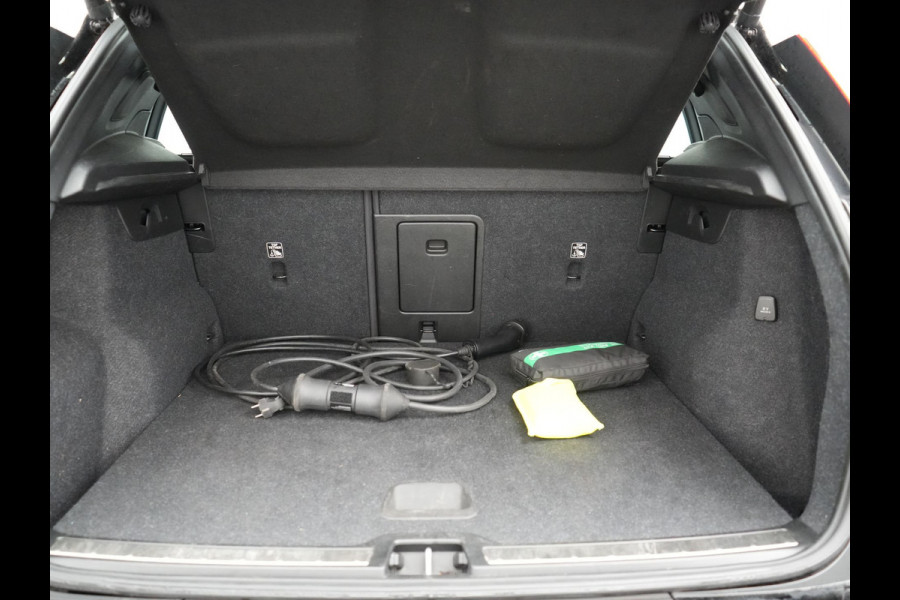 Volvo XC40 T5 Recharge Inscription PHEV 263pk Dealer O.H. | Trekhaak Af Fabriek | Adaptive Cruise | Camera | Harman / Kardon | Lederen Sportstoelen Memory & Verwarmd | Stuur Verwarmd | Keyless | Apple Carplay | Navigatie | DAB | Plug In Hybrid