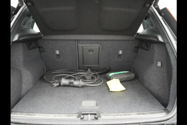 Volvo XC40 T5 Recharge Inscription PHEV 263pk Dealer O.H. | Trekhaak Af Fabriek | Adaptive Cruise | Camera | Harman / Kardon | Lederen Sportstoelen Memory & Verwarmd | Stuur Verwarmd | Keyless | Apple Carplay | Navigatie | DAB | Plug In Hybrid