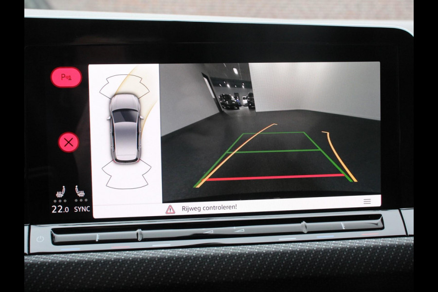 Volkswagen Golf 1.5 eTSI R-Line | Climate Control | Apple carplay/ Andriod Auto | Achteruitrij camera | Parkeersensoren | Sfeerverlichting | Lichtmetalen velgen | Led lampen