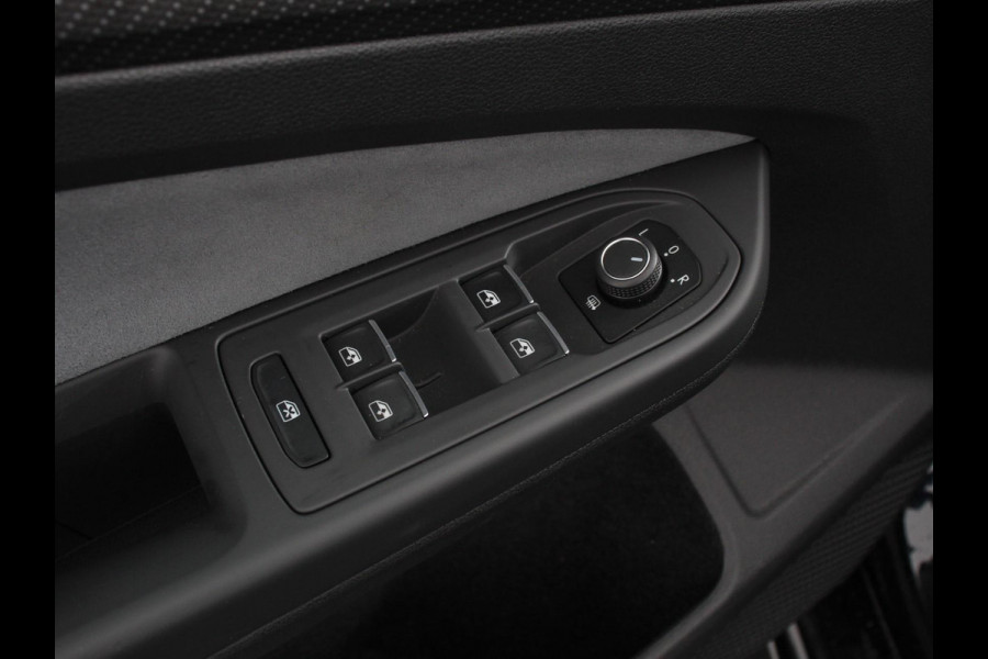 Volkswagen Golf 1.5 eTSI R-Line | Climate Control | Apple carplay/ Andriod Auto | Achteruitrij camera | Parkeersensoren | Sfeerverlichting | Lichtmetalen velgen | Led lampen