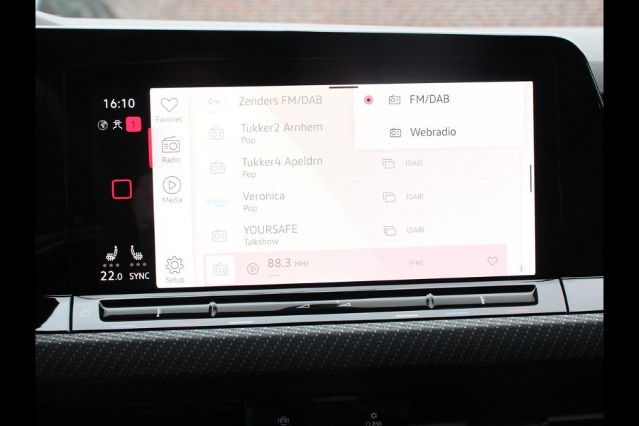 Volkswagen Golf 1.5 eTSI R-Line | Climate Control | Apple carplay/ Andriod Auto | Achteruitrij camera | Parkeersensoren | Sfeerverlichting | Lichtmetalen velgen | Led lampen