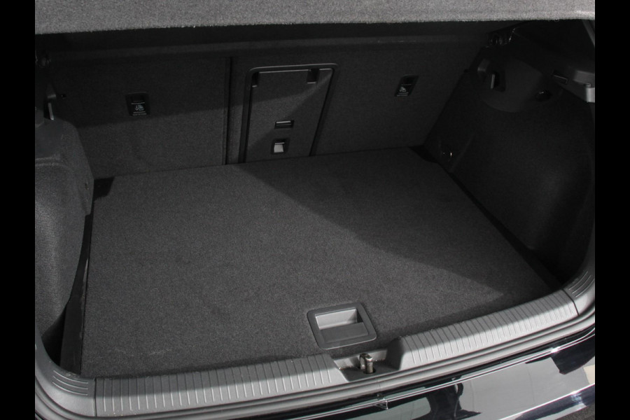 Volkswagen Golf 1.5 eTSI R-Line | Climate Control | Apple carplay/ Andriod Auto | Achteruitrij camera | Parkeersensoren | Sfeerverlichting | Lichtmetalen velgen | Led lampen