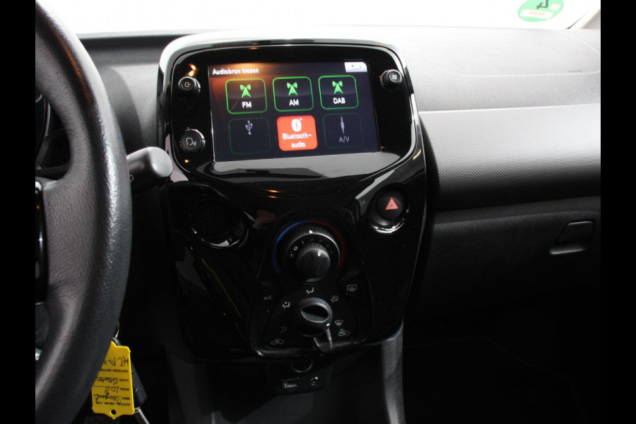 Peugeot 108 1.0 e-VTi Style | Navigatie | Android Auto | Airco | Camera | Stoelverwarming | Extra Getint Glas | 5 drs