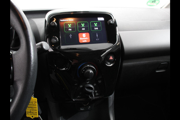 Peugeot 108 1.0 e-VTi Style | Navigatie | Android Auto | Airco | Camera | Stoelverwarming | Extra Getint Glas | 5 drs