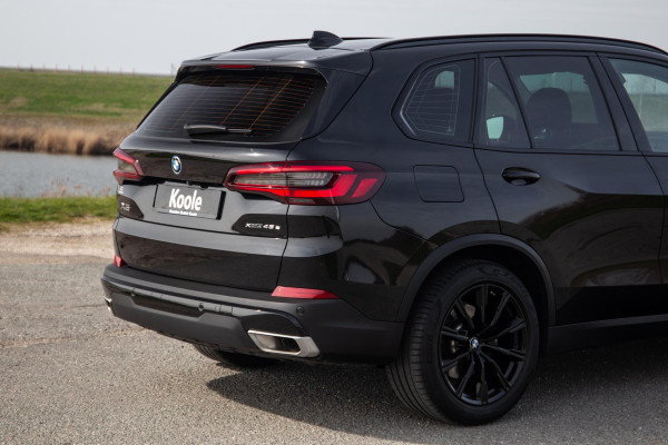 BMW X5 xDrive45e CARPLAY / CAMERA / DEALER ONDERHOUDEN /  LEER / STOELVERWARMING / BLACK ON BLACK