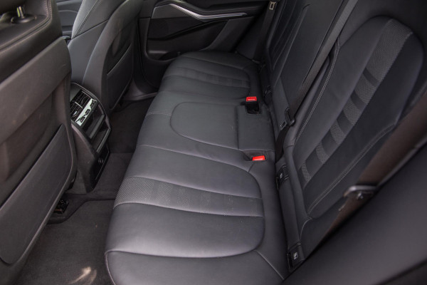 BMW X5 xDrive45e CARPLAY / CAMERA / DEALER ONDERHOUDEN /  LEER / STOELVERWARMING / BLACK ON BLACK