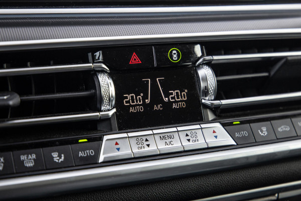 BMW X5 xDrive45e CARPLAY / CAMERA / DEALER ONDERHOUDEN /  LEER / STOELVERWARMING / BLACK ON BLACK