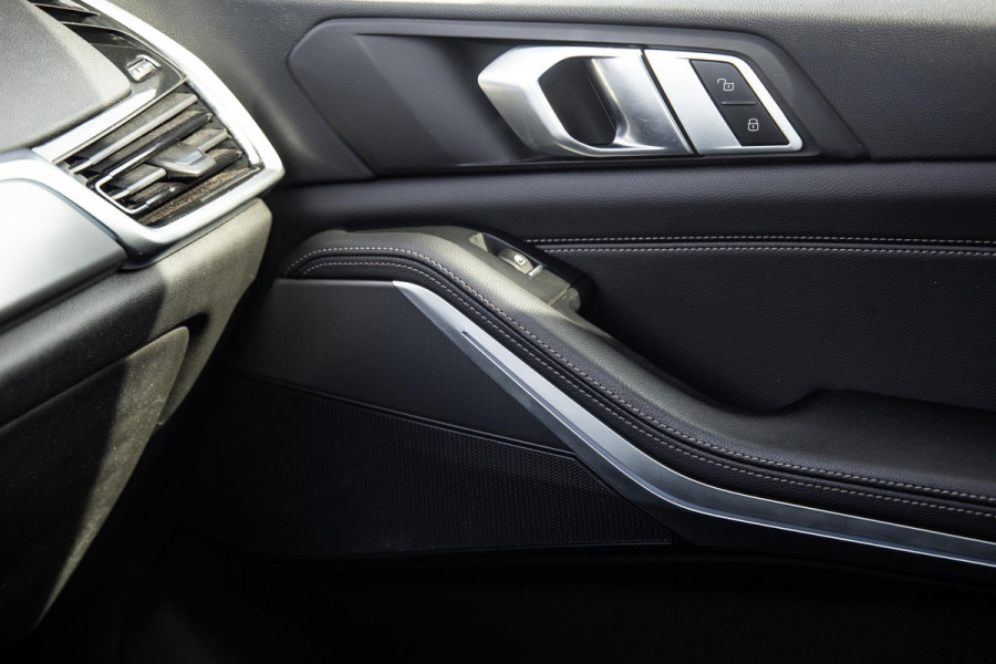 BMW X5 xDrive45e CARPLAY / CAMERA / DEALER ONDERHOUDEN /  LEER / STOELVERWARMING / BLACK ON BLACK