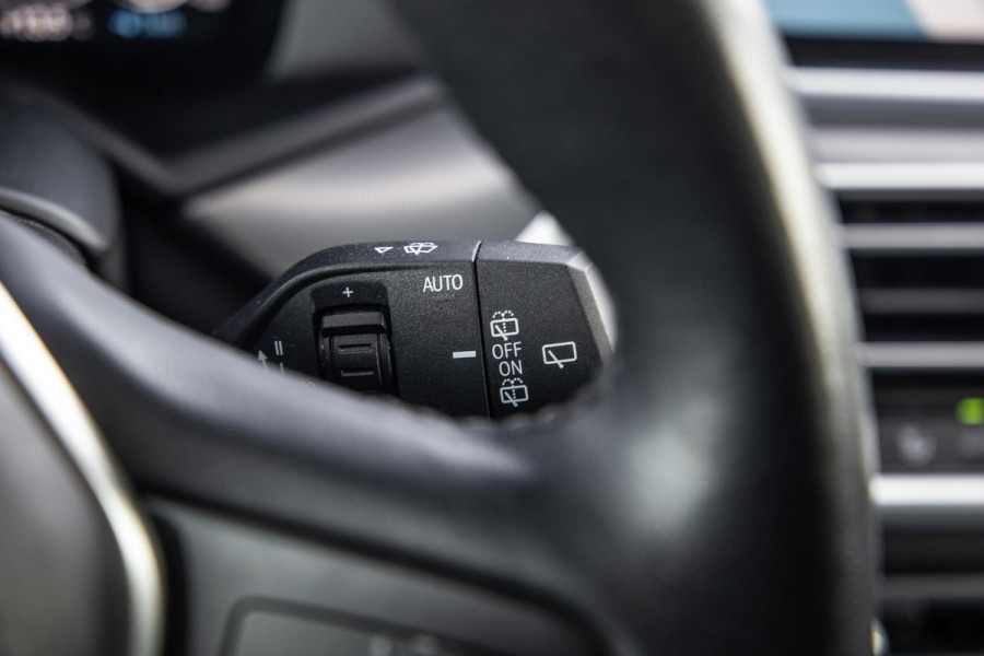 BMW X5 xDrive45e CARPLAY / CAMERA / DEALER ONDERHOUDEN /  LEER / STOELVERWARMING / BLACK ON BLACK