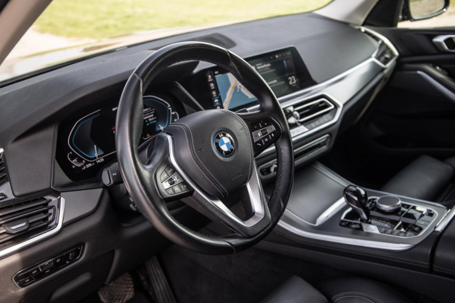 BMW X5 xDrive45e CARPLAY / CAMERA / DEALER ONDERHOUDEN /  LEER / STOELVERWARMING / BLACK ON BLACK