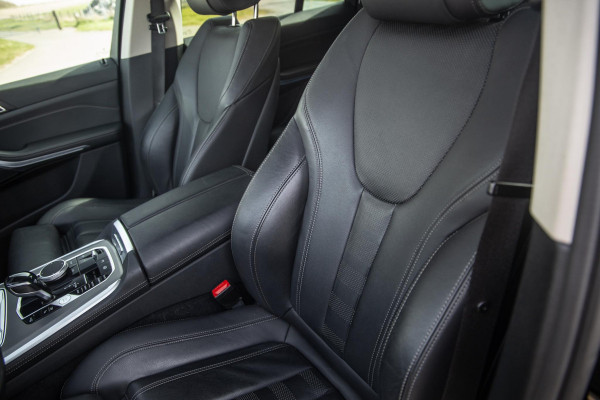 BMW X5 xDrive45e CARPLAY / CAMERA / DEALER ONDERHOUDEN /  LEER / STOELVERWARMING / BLACK ON BLACK