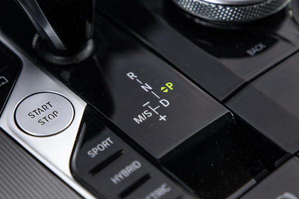 BMW X5 xDrive45e CARPLAY / CAMERA / DEALER ONDERHOUDEN /  LEER / STOELVERWARMING / BLACK ON BLACK